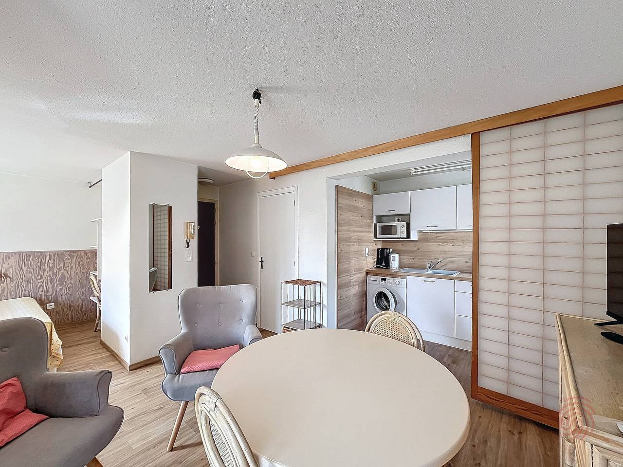 Entire studio, Cozy Studio with Terrace near Thermal Baths in Scenic Lamalou in Lamalou-les-Bains, Béziers region