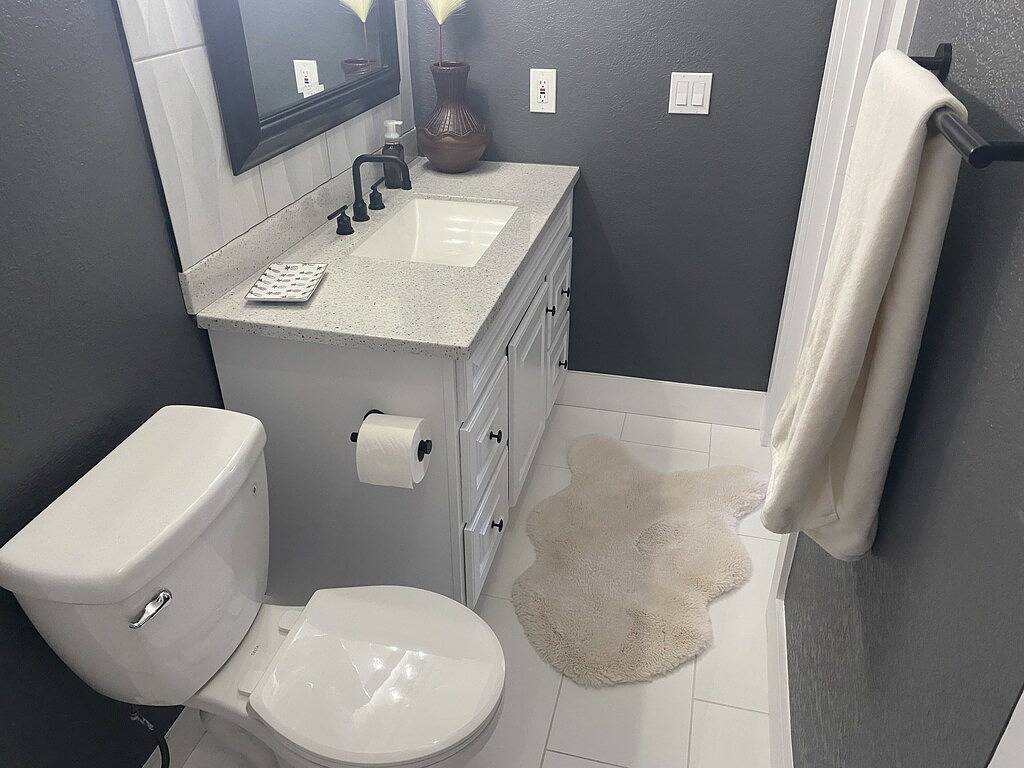 Bright Walk-Out 2Br · Private Patio & Yard · Quiet Area in Piney Creek, Centennial