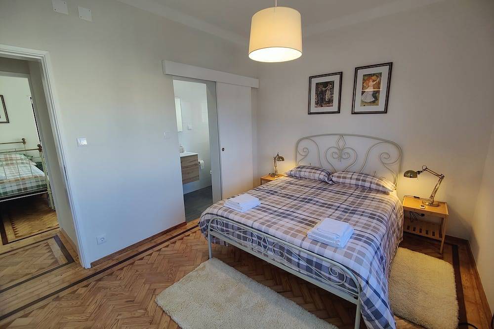 A sunny house with a large terrace and sea views! in Benedita, Leiria District