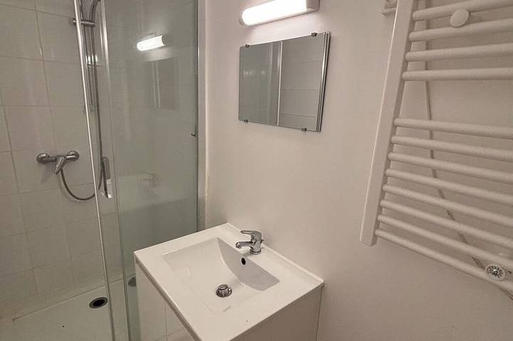 Ganze Wohnung, One-bedroom apartment in the city center with parking and a view of the river in Bédarieux, Béziers und Umgebung