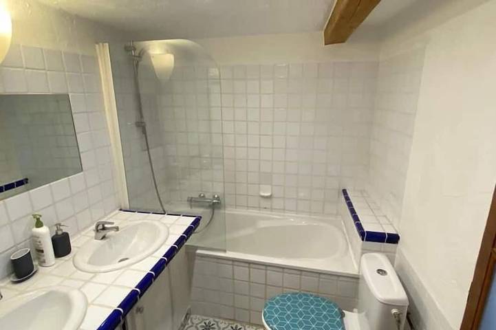 Appartement entier, Bright spacious flat with superb views over the old town and Grimaldi castle. in Antibes, Côte méditerranéenne (France)