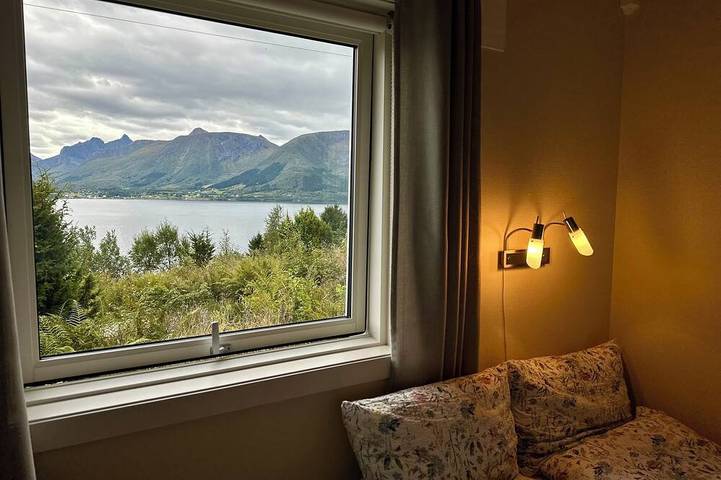Gemütliche Haus mit Panoramablick uber die Alpen unt der Fjord. in Hareid