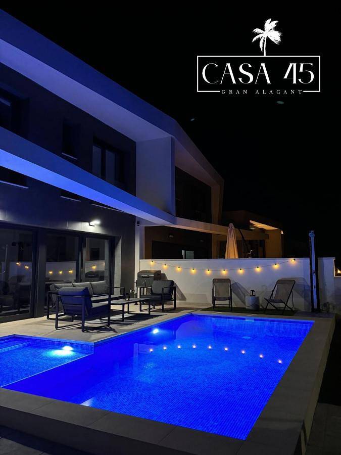 Chalet para 8 personas, con jardín además de vistas y piscina en Gran Alacant