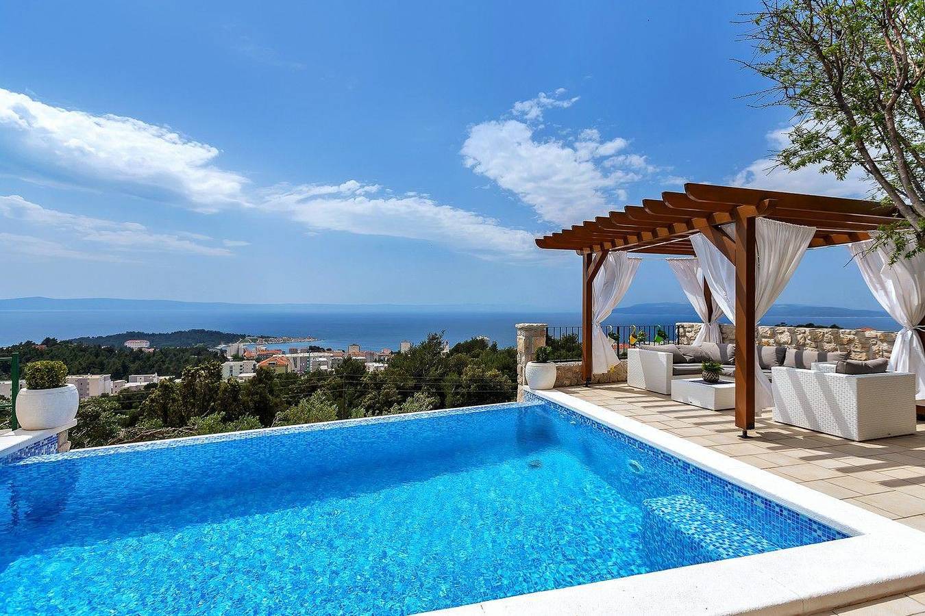 Alleinstehendes Ferienhaus mit beheiztem infinity Pool und Meerblick in Makarska, Makarska Riviera