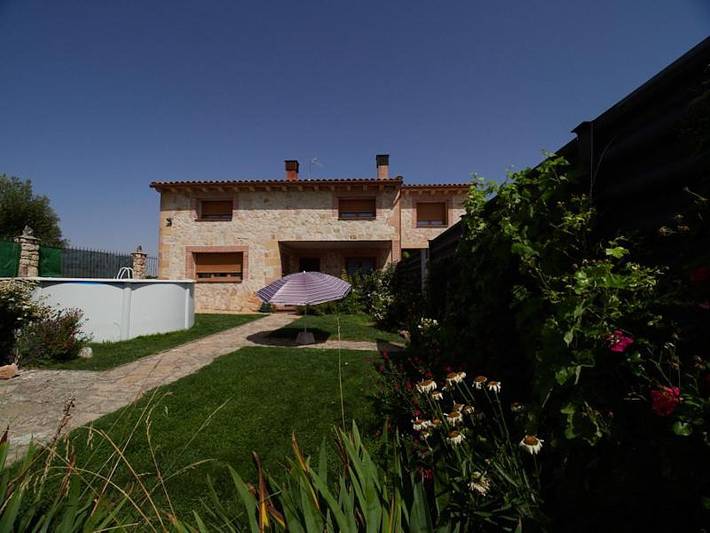Casa rural con piscina para 6 personas, con vistas además de jardín y piscina en Comarca de Sepúlveda