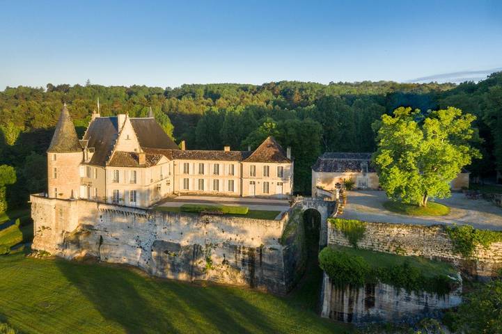 Château pour 20 personnes, avec Terrasse ainsi que Jardin et Piscine en Dordogne
