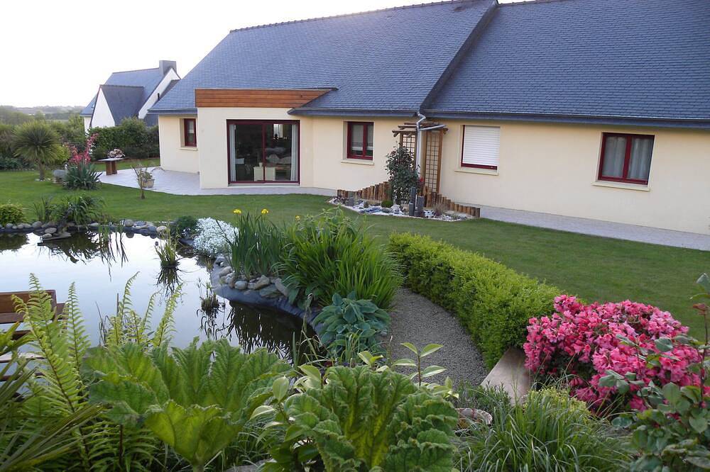 Two Bedrooms Two Steps From The Parish Enclos in Guimiliau, Région de Morlaix