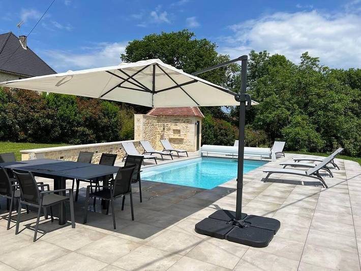 Location de vacances pour 8 personnes, avec Jacuzzi et Terrasse ainsi que Jardin et Piscine à Leyme