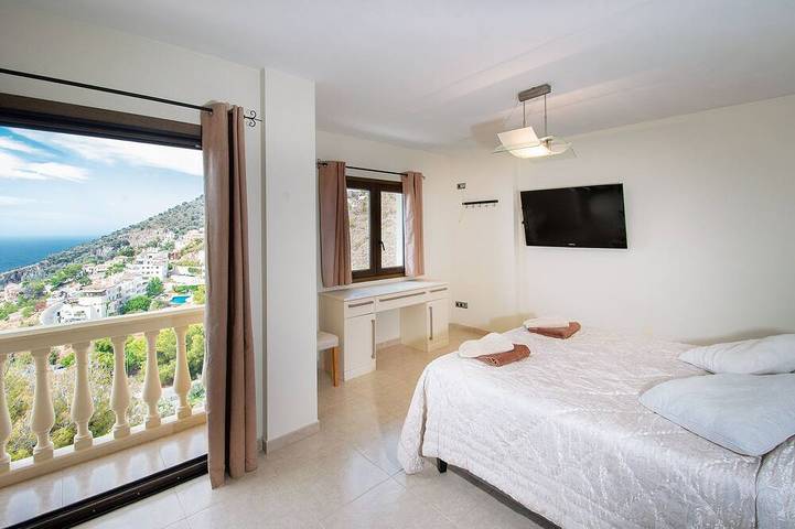 Luxury modern villa with spectacular views of sea and heated private pool in La Herradura, Almuñecar