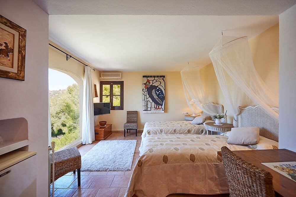 Large accommodation on Mallorca with pool and sea views (Villa Peka) in Cala Llamp, Andratx