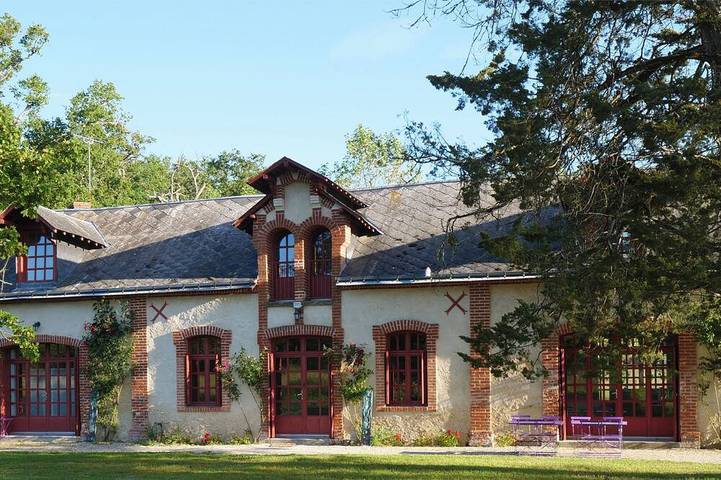 Location de vacances pour 8 personnes, avec piscine ainsi que terrasse et jardin à Ambillou