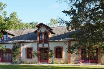 Gîte pour 8 personnes, avec terrasse ainsi que piscine et jardin à Ambillou