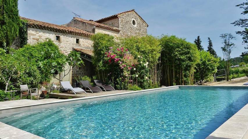 Location de vacances pour 2 personnes, avec jardin et jacuzzi ainsi que sauna et piscine à Barjac - 2