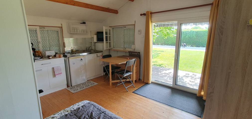 Chalet '2 Pers Jarnac' avec terrasse privée, jardin privé et climatisation in Jarnac, Charente