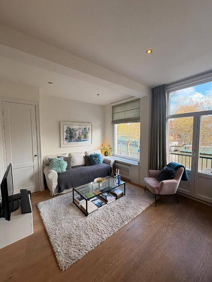 Ferienwohnung für 2 Personen, mit Balkon und Whirlpool sowie Ausblick in Anne Frank Haus