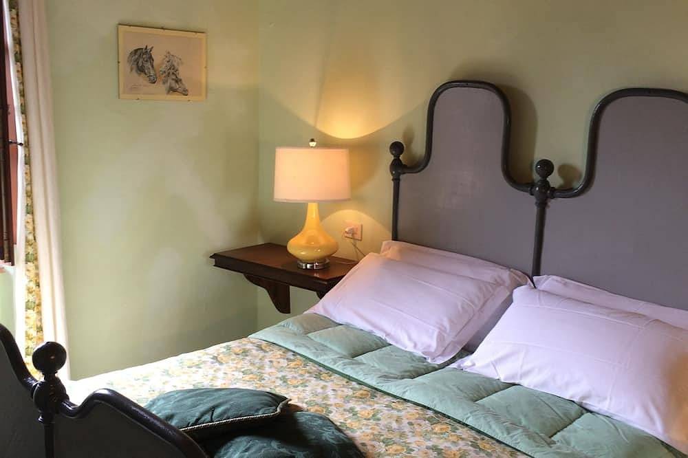 The villa offers a cozy oasis of relaxation with a panoramic swimming pool. in Ficulle, Provincie Terni