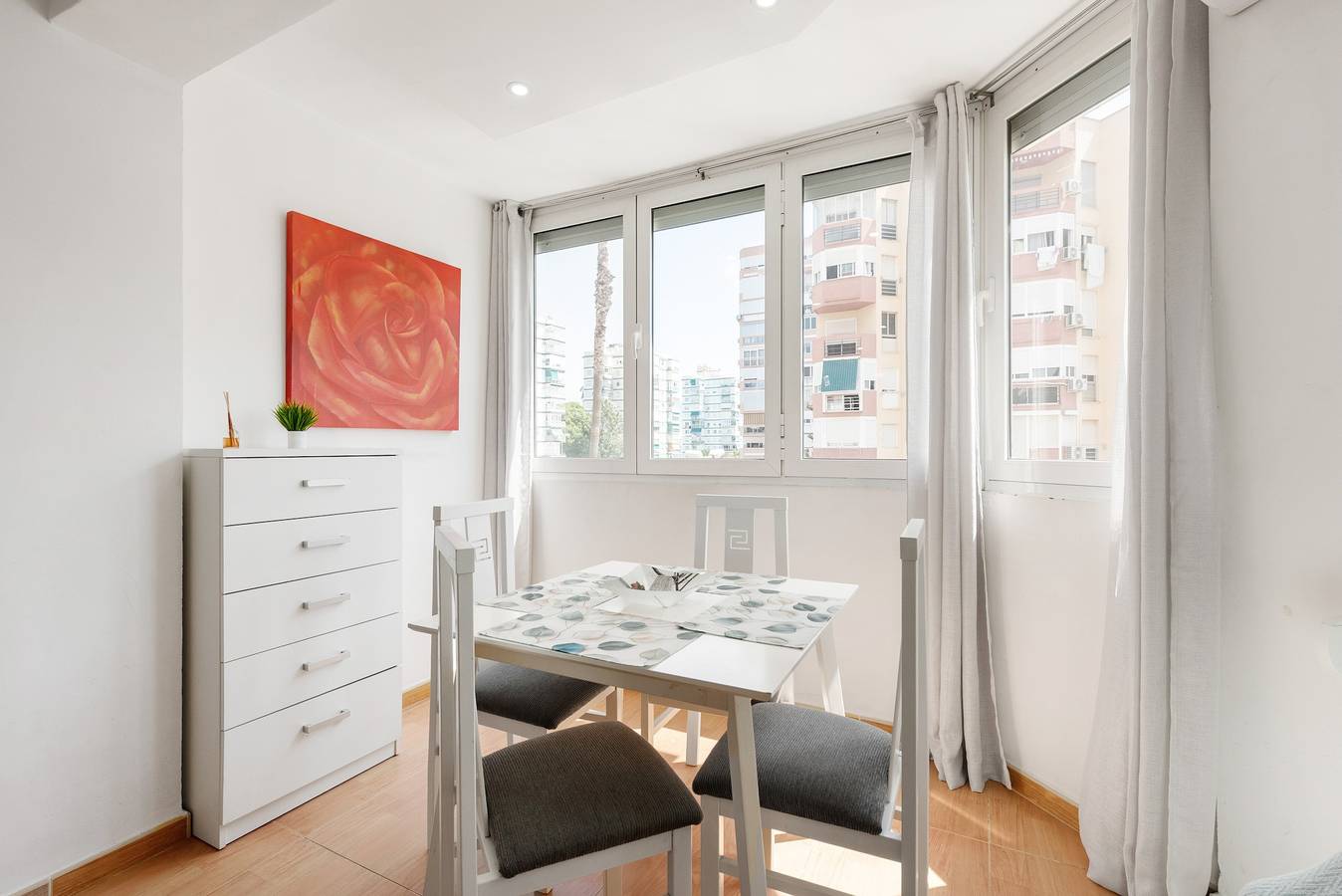 Entire studio, Studio 'Sonia' with Shared Pool, Wi-Fi and Air Conditioning in Playa de Torre del Mar, Torre del Mar