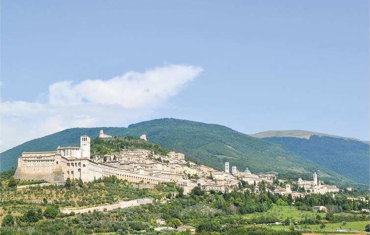 Charmantes Apartment am Fluss mit Pool & WiFi in Assisi, Perugia Provinz