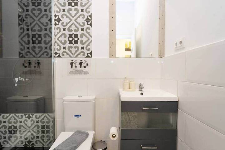 Entire apartment, Studio 10' walk to the beach and 20' Barcelona city center / 15' Forum Barcelona in Sant Adrià de Besòs, Barcelonès