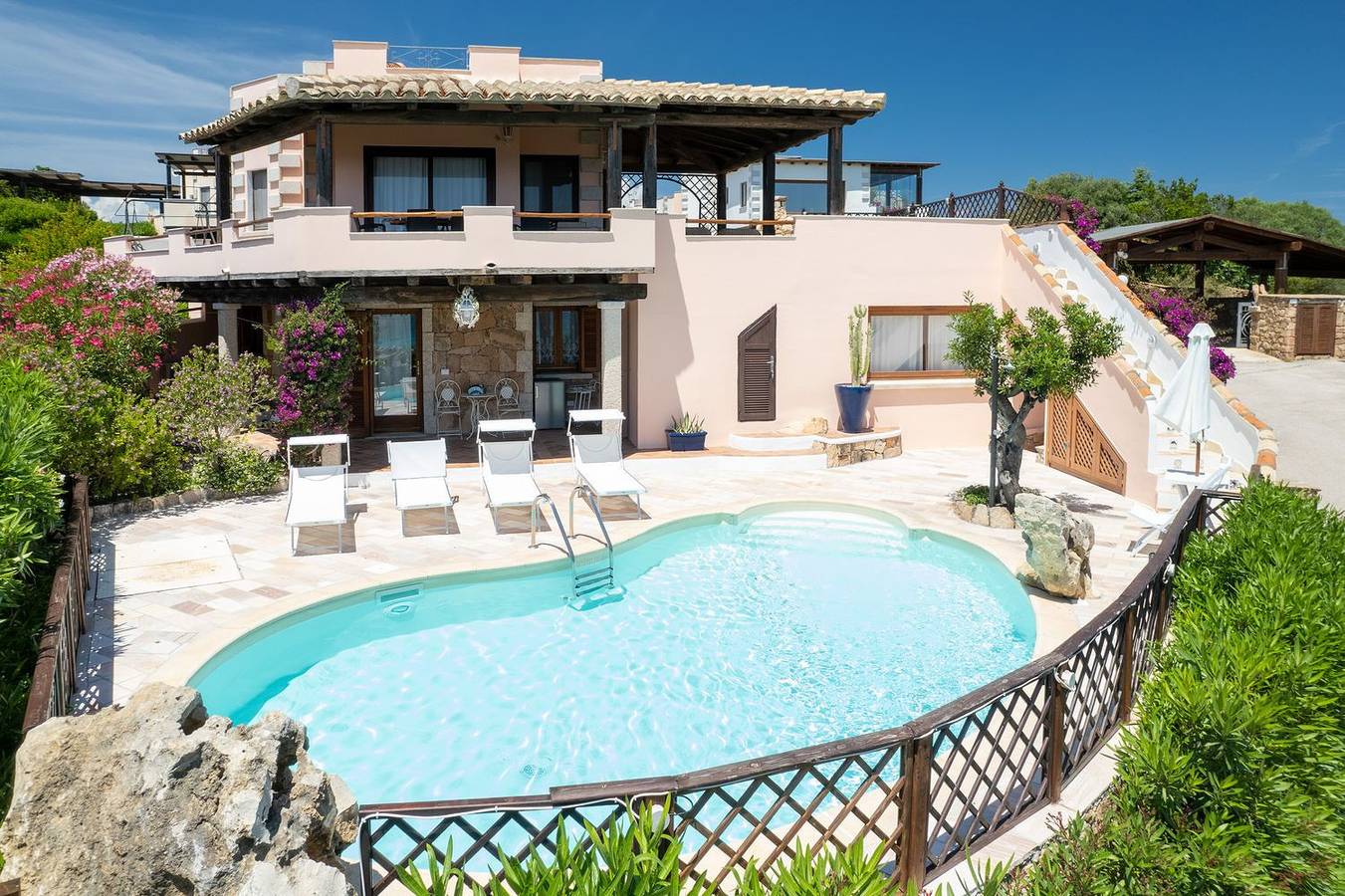 Villa Majra - piscina esclusiva fronte Tavolara in Porto Istana, Olbia
