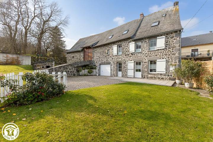 Gîte pour 5 personnes, avec jardin dans Lac d'Aydat