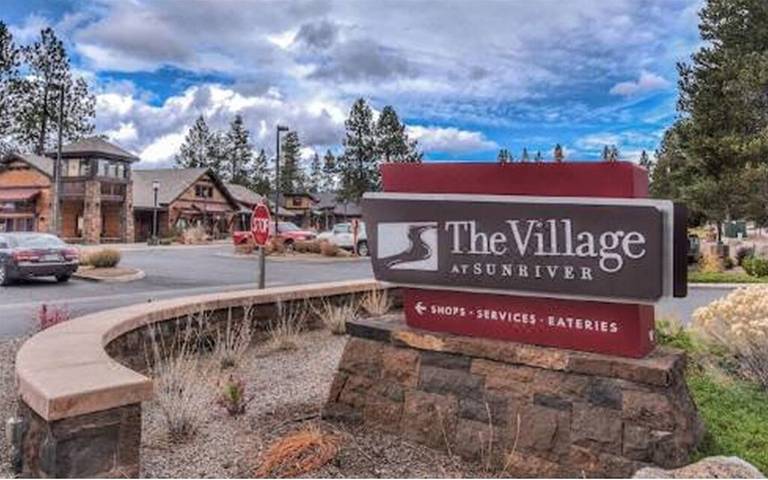 Vacation rental for 18 people, with yard and balcony as well as hot tub and pool in Sunriver