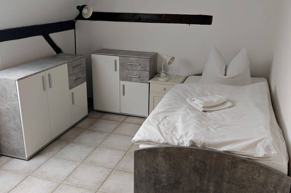 Ganze Wohnung, 5-Zimmer-Dachgeschoss-Christian in Droyßig, Saale-Unstrut