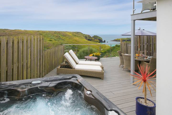 Cottage for 6 people, with Balcony and Terrace as well as Garden and Pool in Mullion
