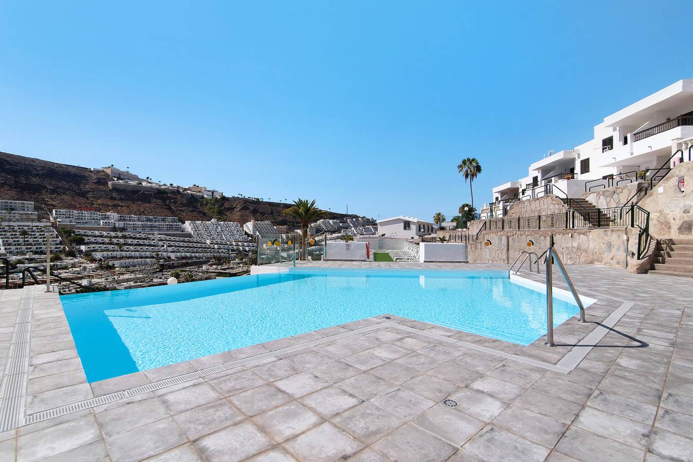 Apartamento entero, Apartamento vacacional "Jolly Suite Puertorico Beach" con piscina compartida y 2 terrazas privadas in Mogán, Gran Canaria Sur