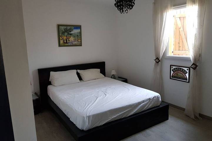 Location de vacances pour 7 personnes, avec jacuzzi ainsi que terrasse et jardin à Sénas - 3