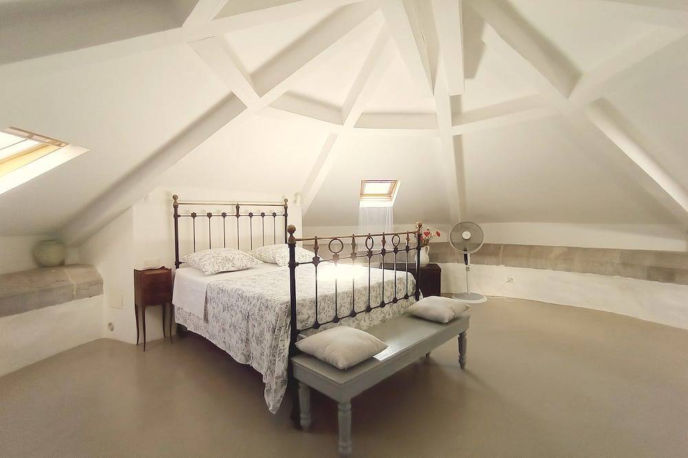 Romántica Torre del Siglo Xix + ( Anexo de Verano ) Propio 1 Acre Cerca Del Mar in Aimargues, Costa mediterránea (Francia)