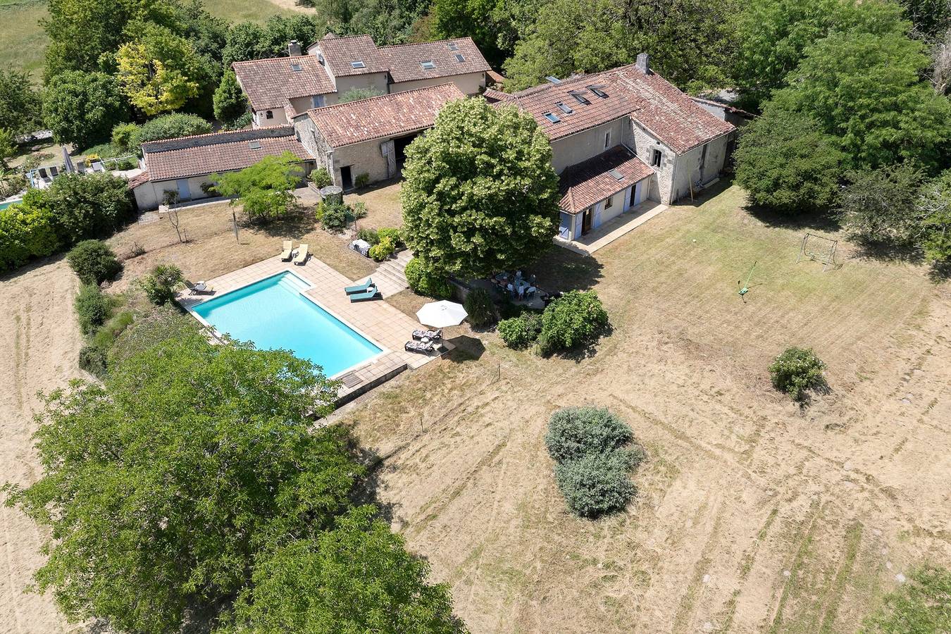 Villa Espérance – Familievilla met zwembad en uitzicht op het Périgordse platteland in Grand-Brassac, Périgord Vert