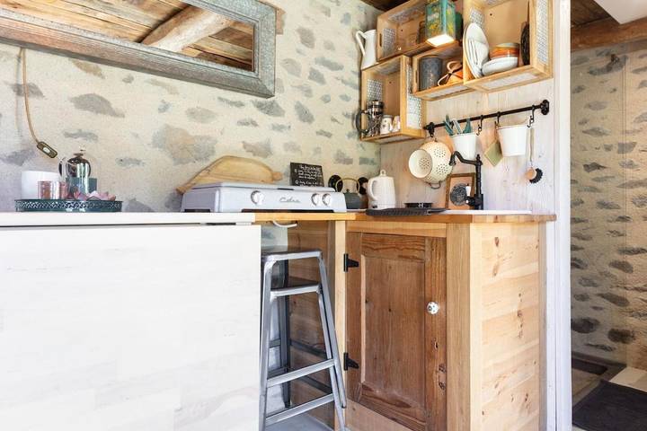 Location de vacances pour 2 personnes, avec terrasse ainsi que jardin et vue dans Neuvéglise-sur-Truyère - 3