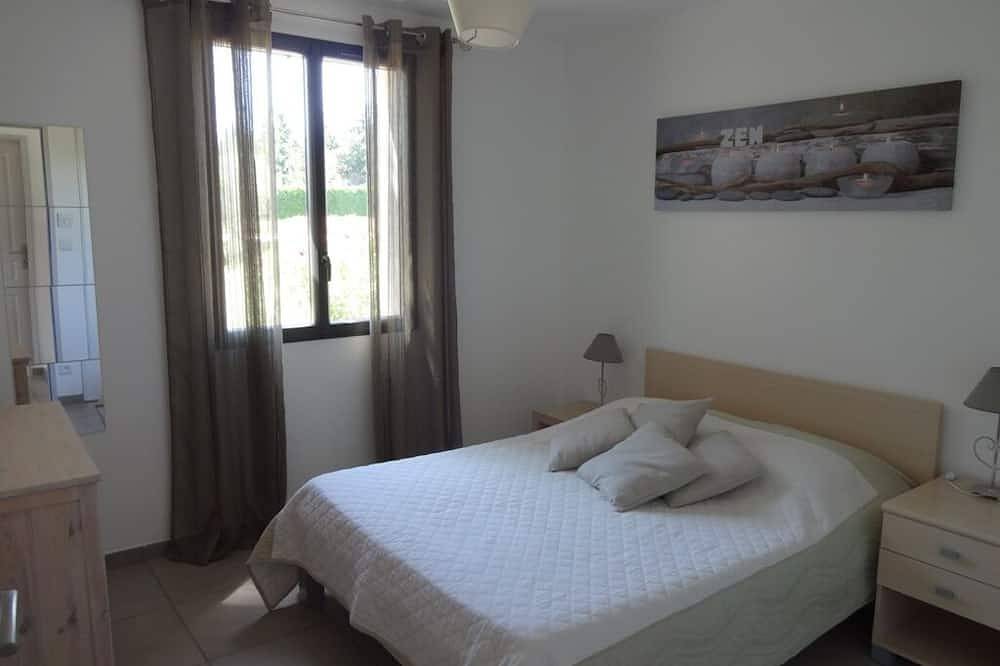 At the foot of Ventoux, between Avignon and Carpentras, air-conditioned gite with swimming pool in Monteux, Vaucluse