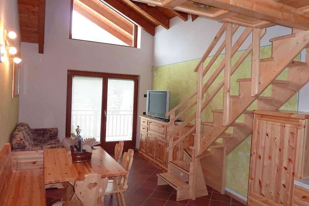 Ganze Wohnung, Studio im Dachgeschoss mit Parkplatz in Ponte Arche, Stenico