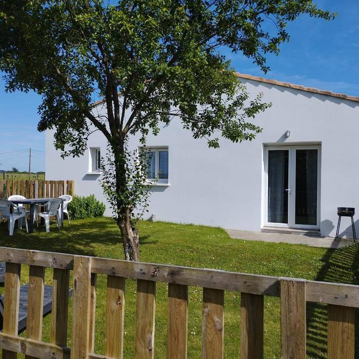 Gîte pour 3 personnes, avec Terrasse ainsi que Jardin et Vue à Saint-Romain-de-Benet