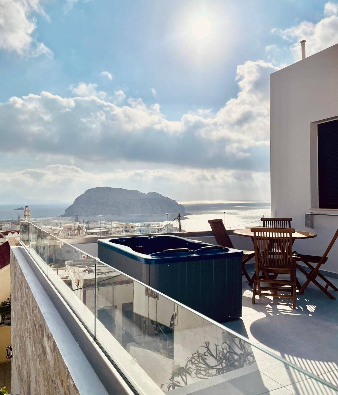 Ganzes Studio, Studio „Majestic View Villa“ mit Meerblick und Whirlpool in Karpathos