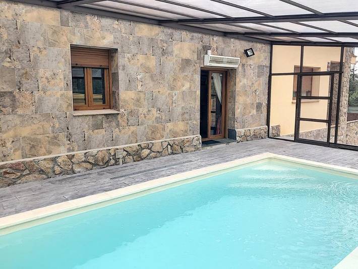 Casa rural para 20 personas, con vistas además de piscina y jardín, Se admiten mascotas en Ituero y Lama