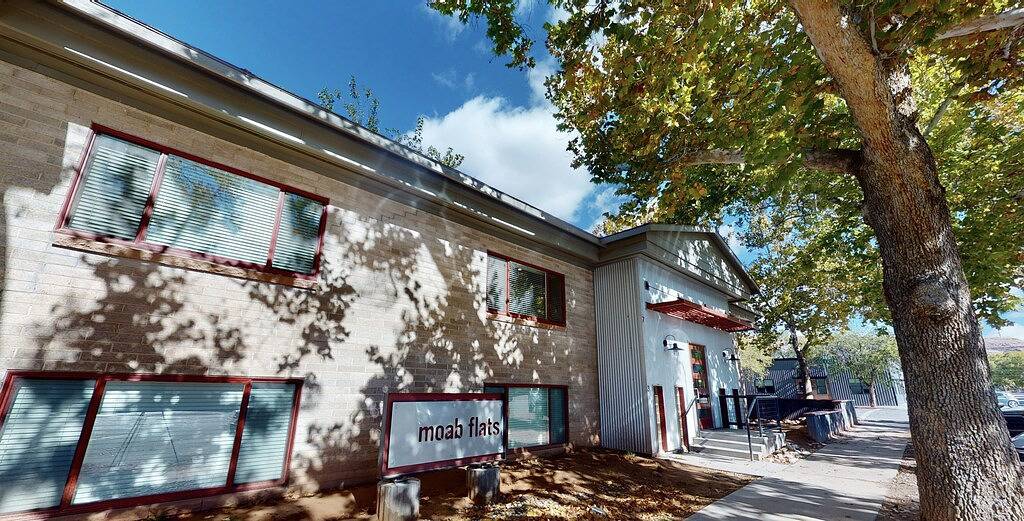 Ganze Wohnung, Apartment in der Innenstadt von Moab mit komplexem Whirlpool, Innenhof und wirklich coolem Interieur in Moab, Arches-Nationalpark