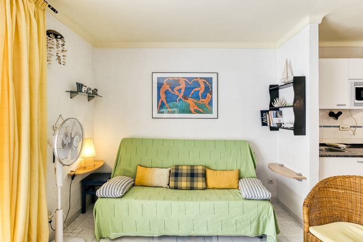Apartamento entero, Apartamento vacacional "Els Pins" con piscina compartida, balcón y Wi-Fi in La Escala, Alt Empordà