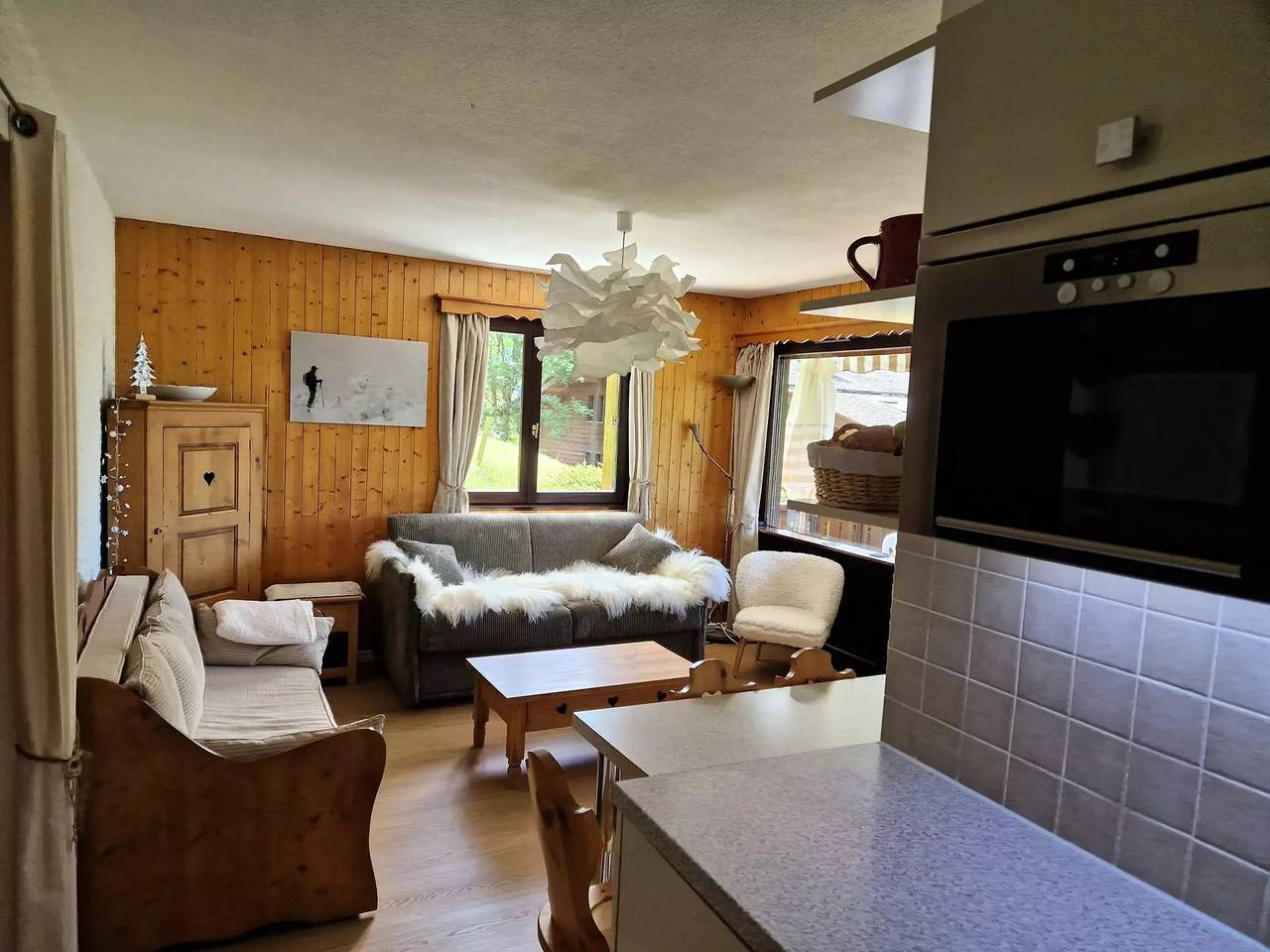 Entire apartment, Pleasant and bright T2 renovated in the Grand-Bornand offering magnificent mountain and valley views. Close village and teleca in Le Grand-Bornand, Annecy region
