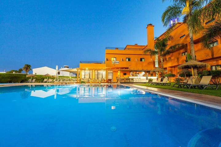 Hôtel pour 2 personnes, avec bassin pour enfant ainsi que jardin et piscine