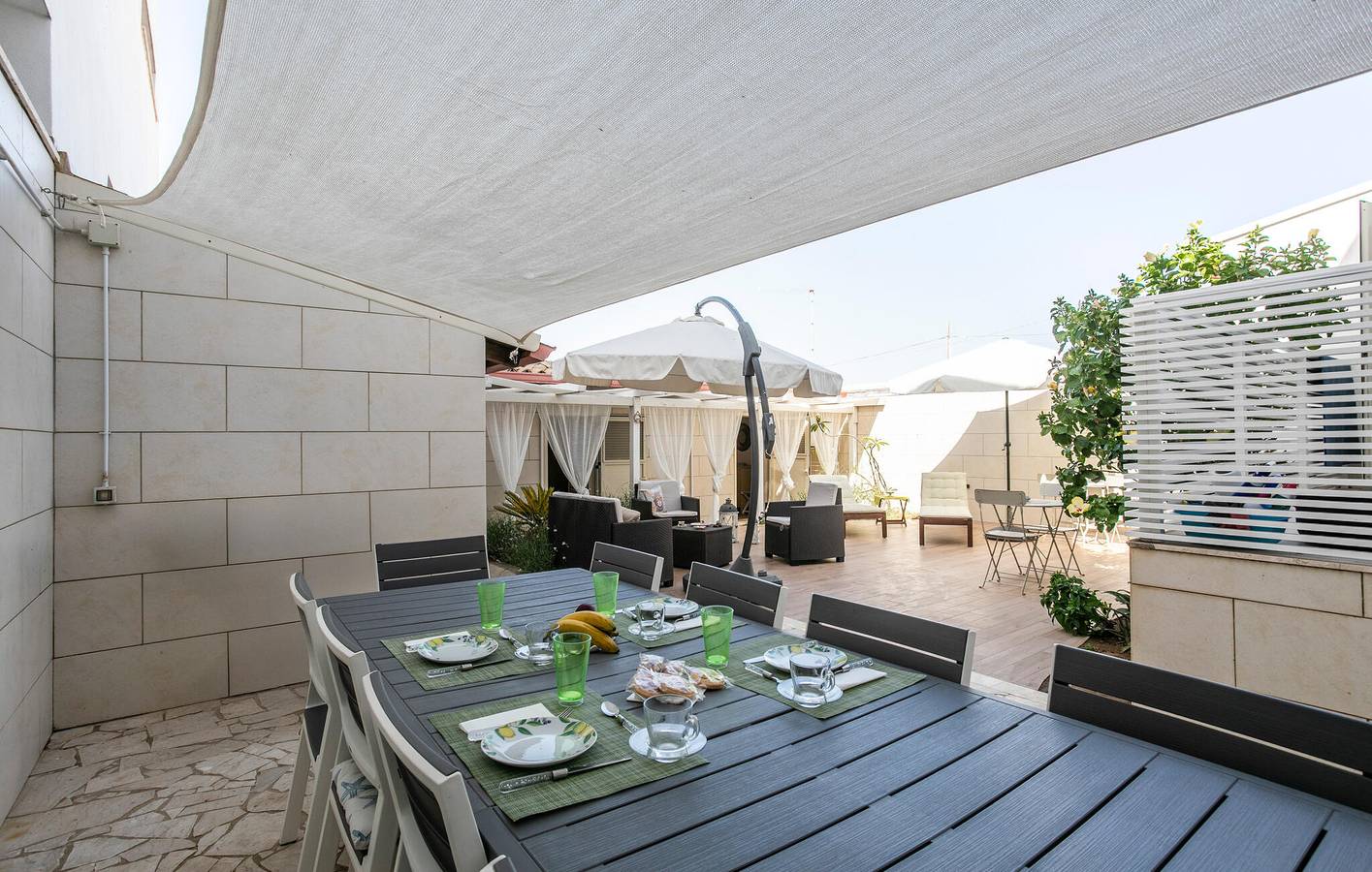 Apartment mit Meerblick, Terrasse und Parkplatz - 2,5 km zum Strand in Punta Braccetto, Ragusa