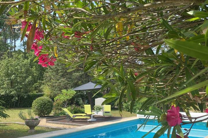 Gîte pour 4 personnes, avec Terrasse ainsi que Jardin et Piscine