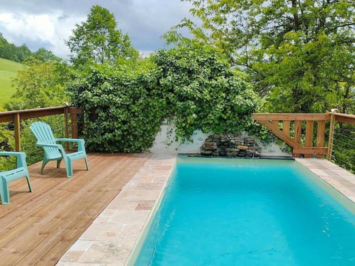 Location de vacances pour 30 personnes, avec vue ainsi que piscine et jardin, animaux acceptés à Louvie-Juzon