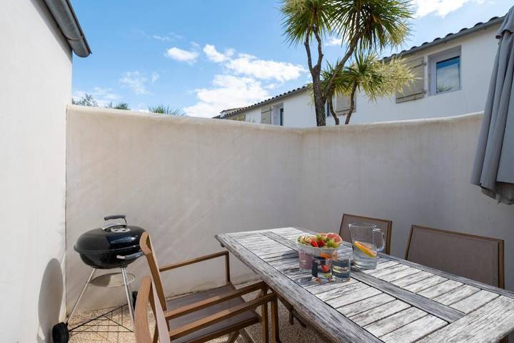 Location de vacances pour 4 personnes, avec terrasse, adapté aux familles dans Office De Tourisme De La Couarde Sur Mer - 2
