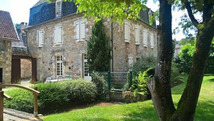 Gîte pour 10 personnes, avec terrasse ainsi que jardin et piscine à Strenquels