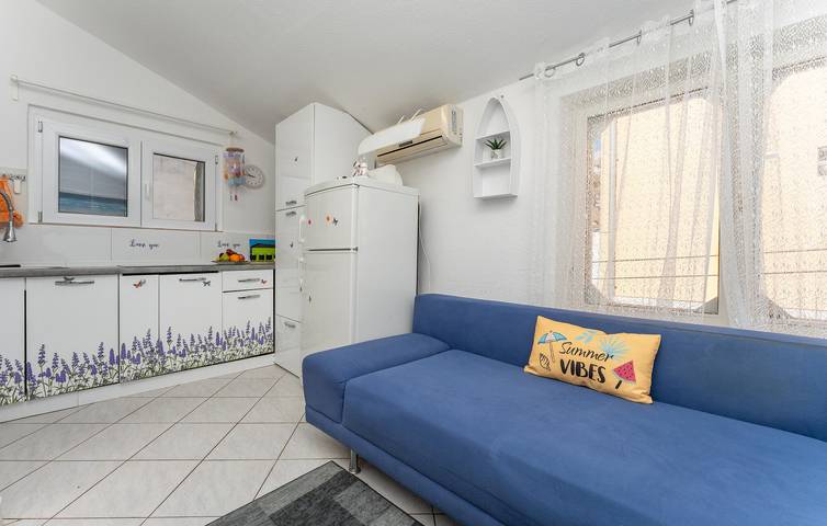 Ganze Ferienwohnung, Gemütliches Apartment mit Terrasse, 1,5 km vom Strand Pod Vruljom entfernt, mit kostenlosen Parkplätzen in Pakostane, Zadar