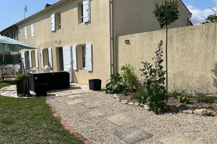 Location de vacances pour 8 personnes, avec Balcon ainsi que Jacuzzi et Jardin à Le Thou