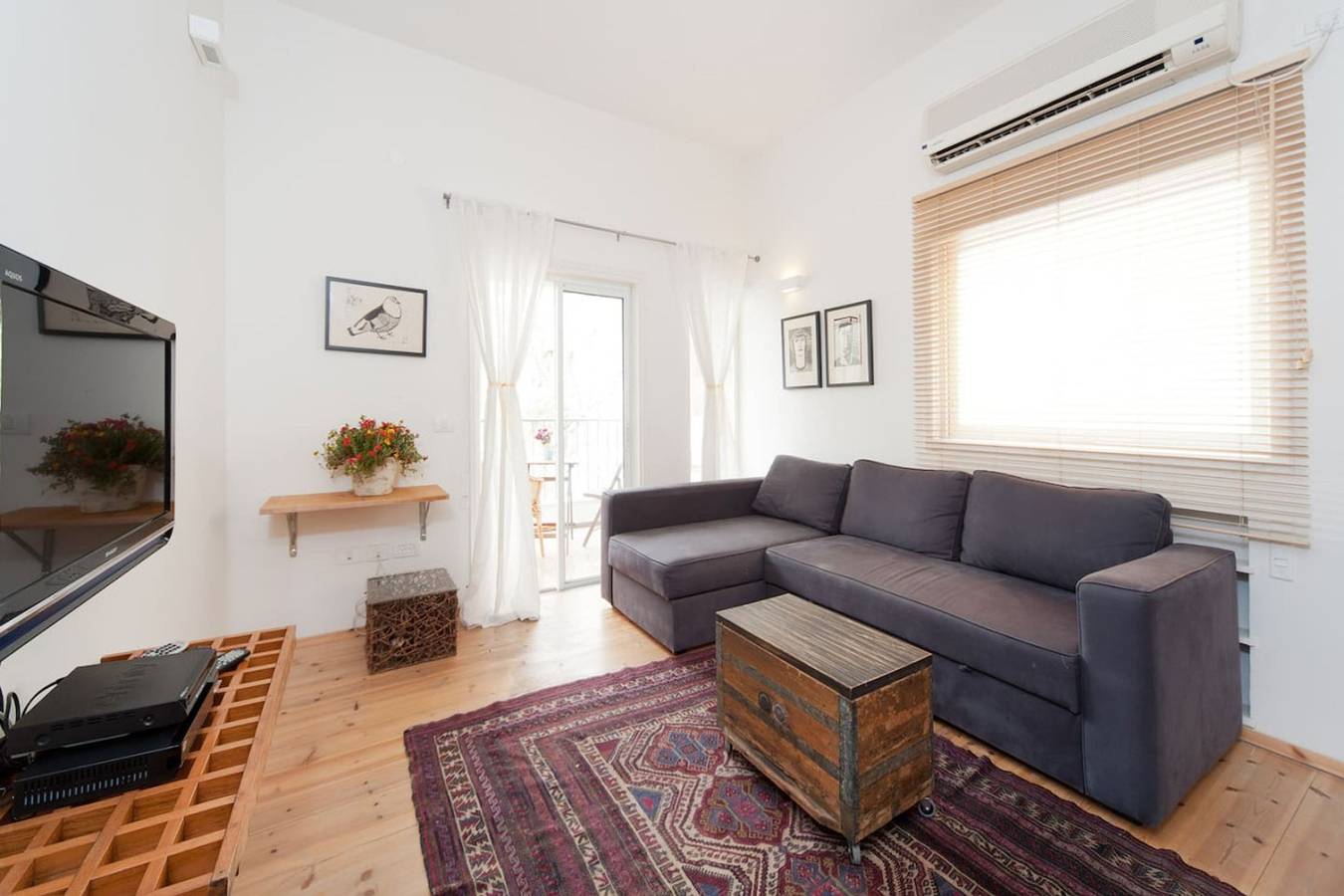 Entire apartment, Stylish Apt w/ Charming Balcony in the Very Center in Tel Aviv, Tel Aviv District